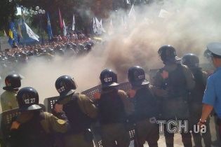 Под Верховной Радой получили ранения около 100 правоохранителей