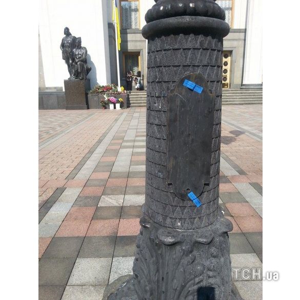 Опломбовані ліхтарі під Верховною Радою