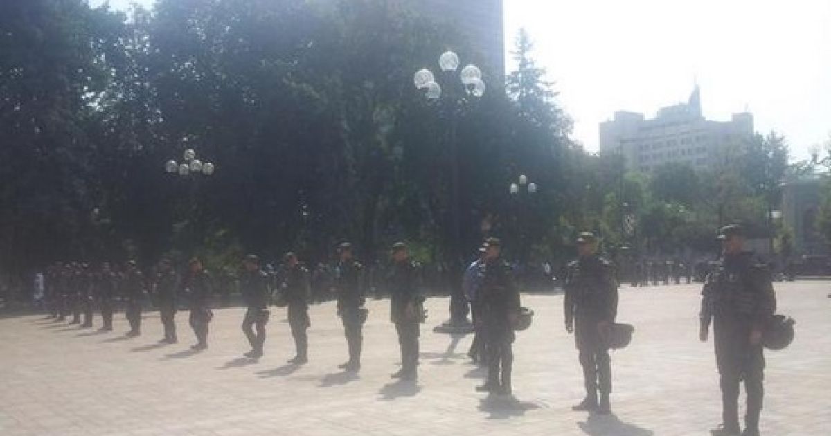 В Киеве усилили патрулирование: на улицы вывели почти две тысячи правоохранителей и "Кугуары"