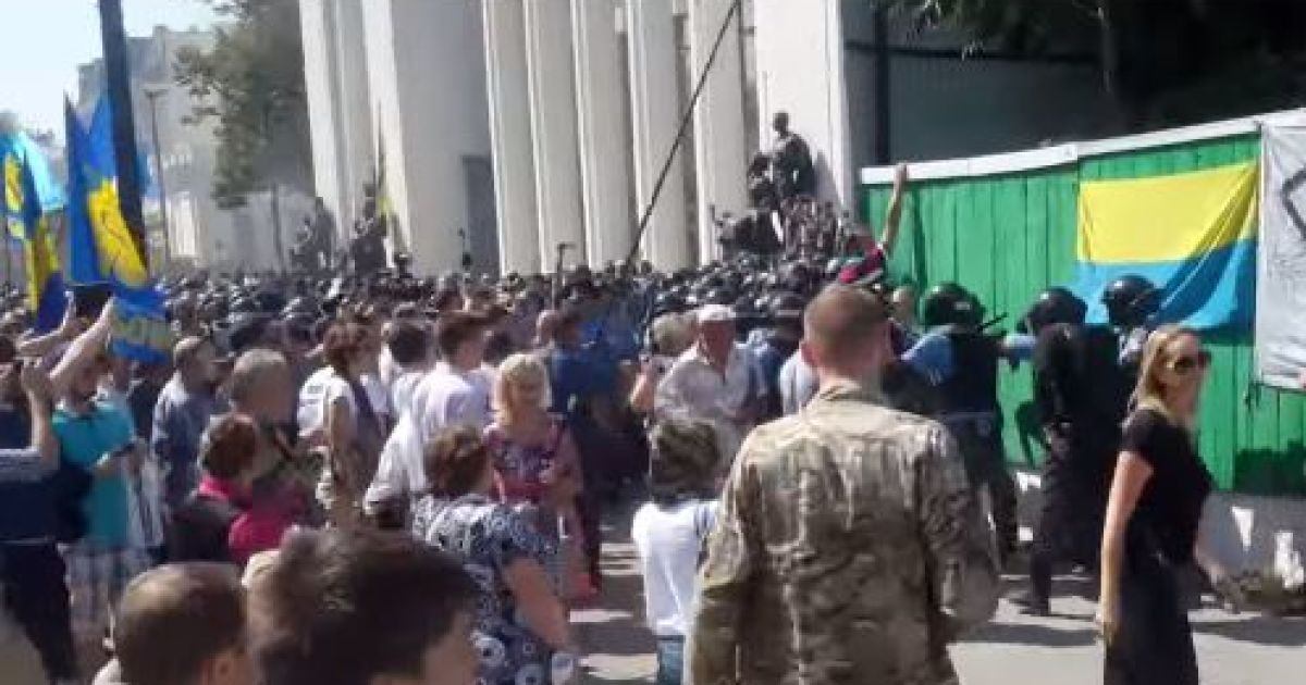 Свободовка Фарион с удочкой "засветилась" во время столкновений под Радой