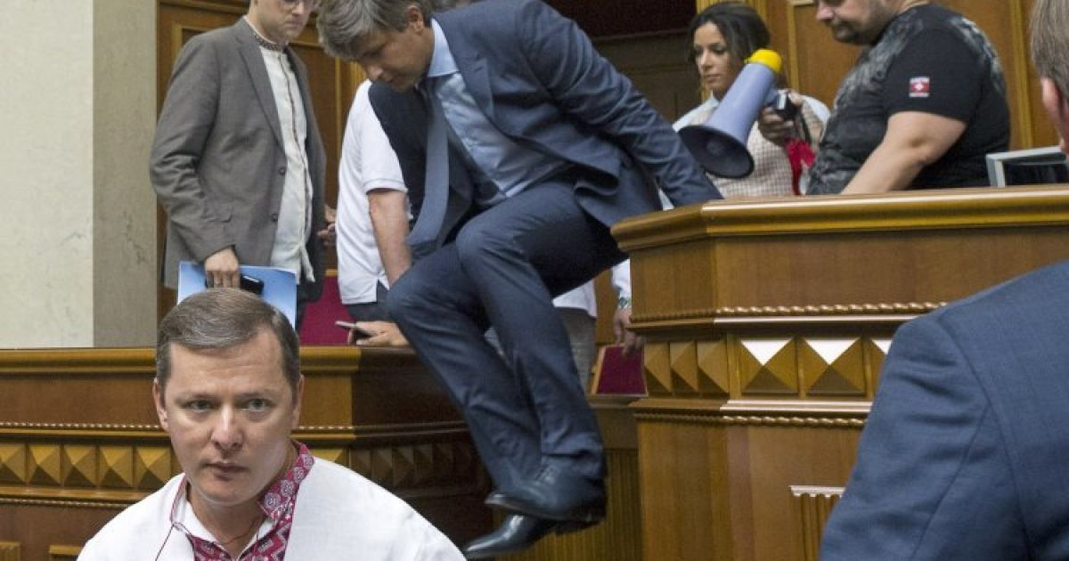 Выход партии Ляшко из коалиции и новые жертвы боев под Радой. 5 главных новостей дня