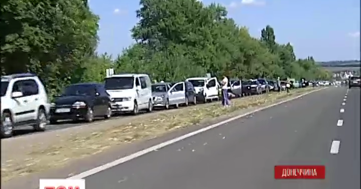 Захмарні ціни в "ДНР", кілометрові черги та "відкати". Як мешканці окупованих територій їздять на "шопінг"