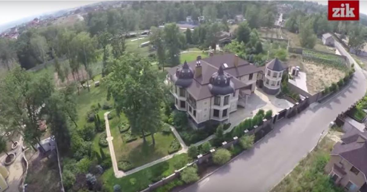 Журналисты под Киевом нашли дворец экс-директора "Укравтодора"