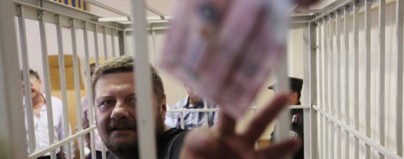 В Сети появилось видео, как вооруженный Мосийчук ставил на колени гаишников