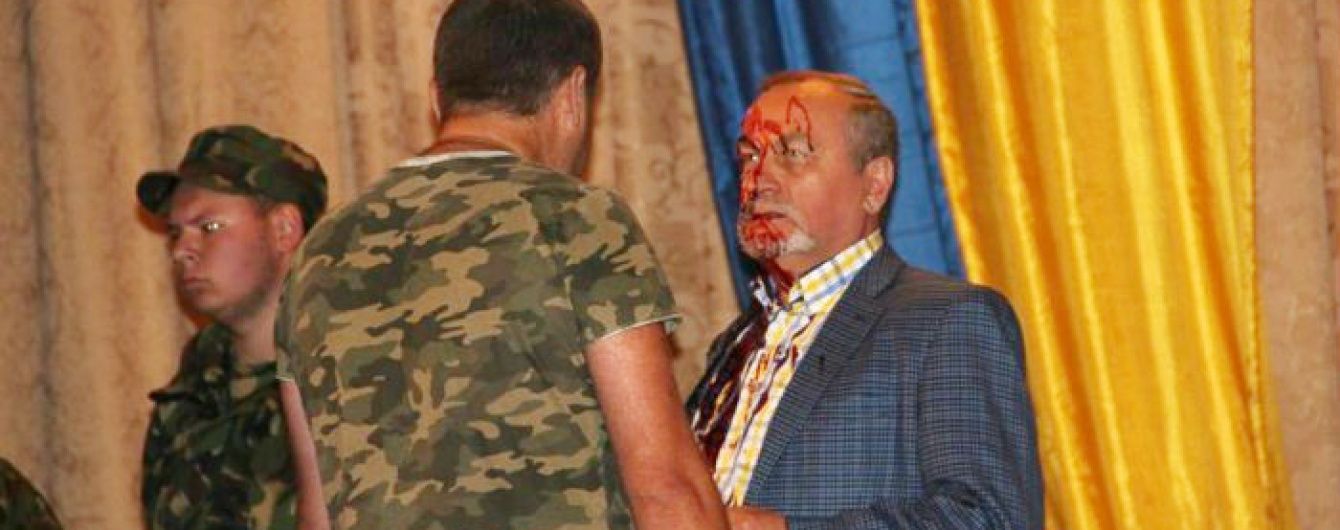 Экс-заместителя Медведчука облили свиной кровью и дали пинка