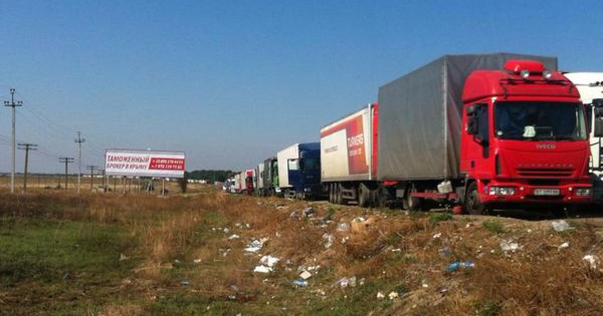Первый пошел: на КПП для проезда в Крым со скандалами, но начали разворачивать фуры