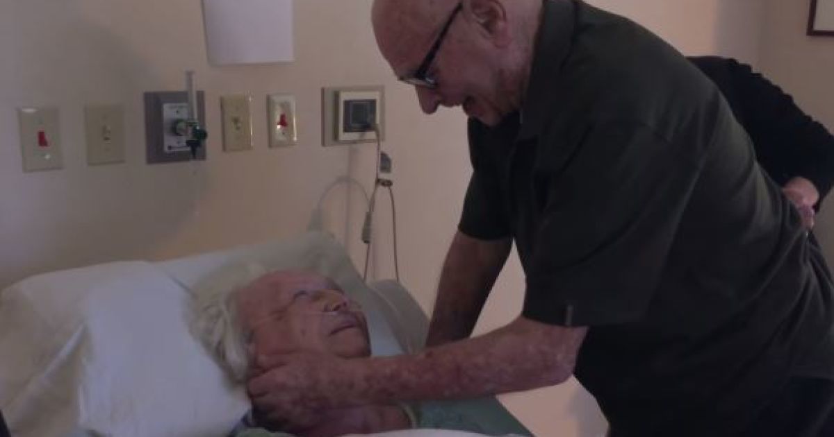 Пользователей Сети растрогало видео с дедушкой, который поет своей 93-летней жене