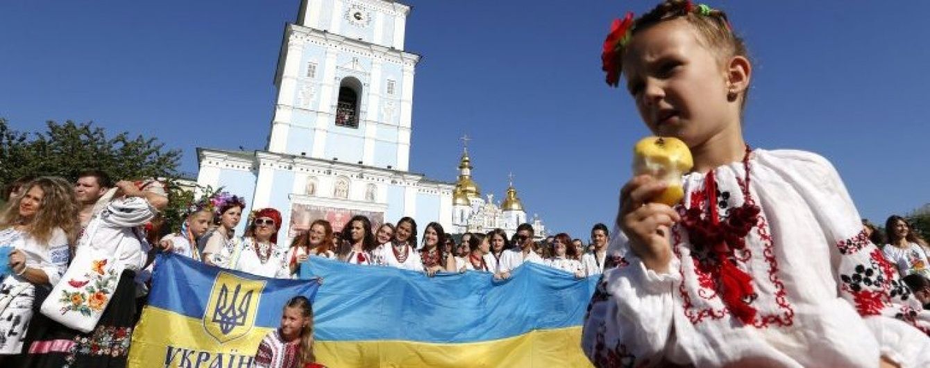 У Києві люди у вишиванках утворили живий ланцюг