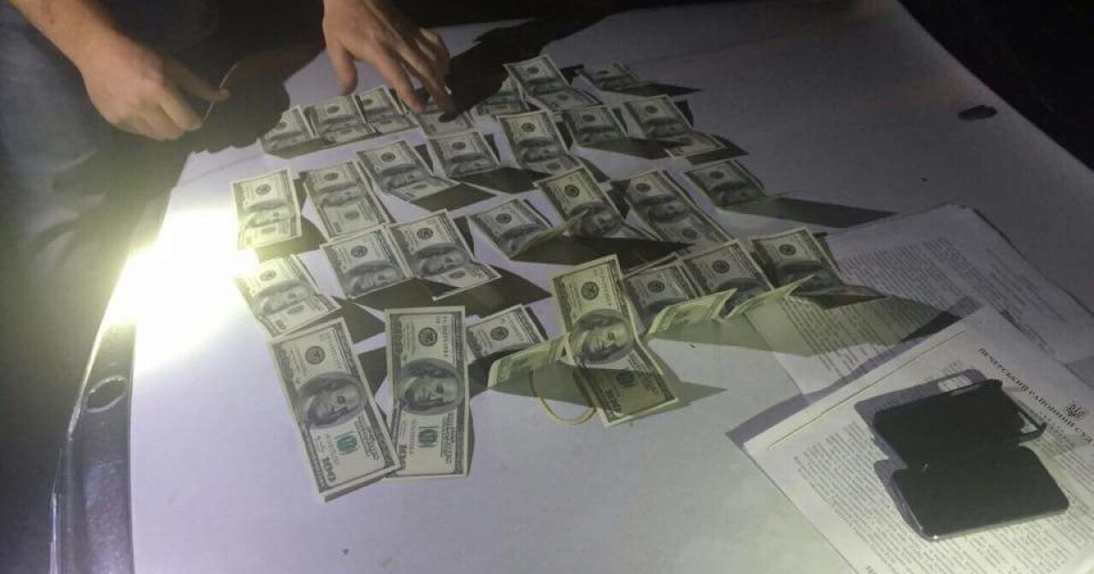 В Харькове двух прокуроров поймали на взятке и раскрыли их схемы