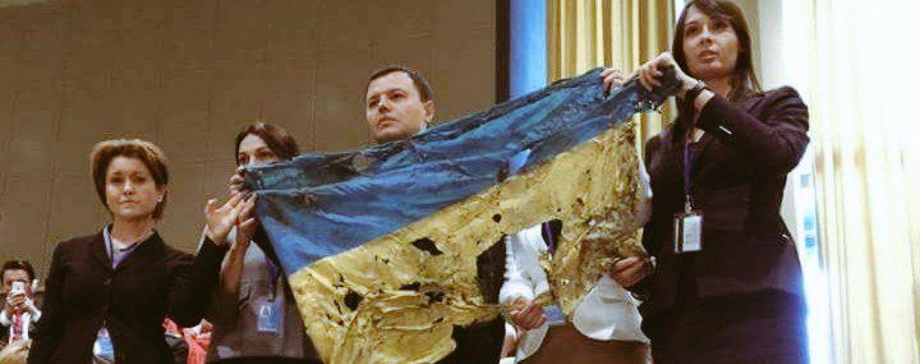 Украинские активисты во время выступления Путина в ООН вывесили изорванный флаг с Иловайска