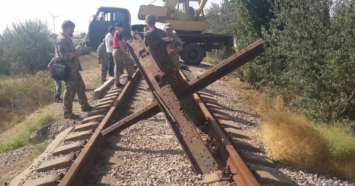 Блокада Криму: перекрита активістами залізниця до заводу Фірташа та бізнес сім'ї керівника "Укрзалізниці"
