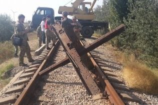 Блокада Криму: перекрита активістами залізниця до заводу Фірташа та бізнес сім'ї керівника "Укрзалізниці"
