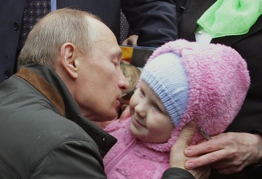 Путін цілує дітей_4