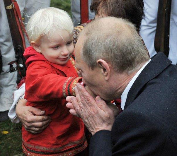Путін цілує дітей_5