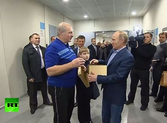 Путін і шолом від Лукашенка