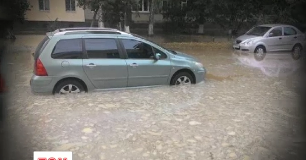 Из-за прорыва водопровода в Киеве на дороге образовалось огромное озеро