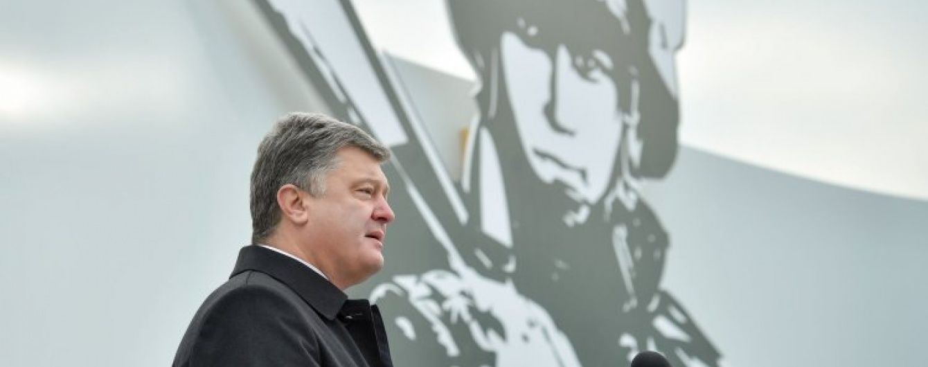 Порошенко розповів про нове озброєння армії та підвищення зарплат військовим. Головні тези виступу