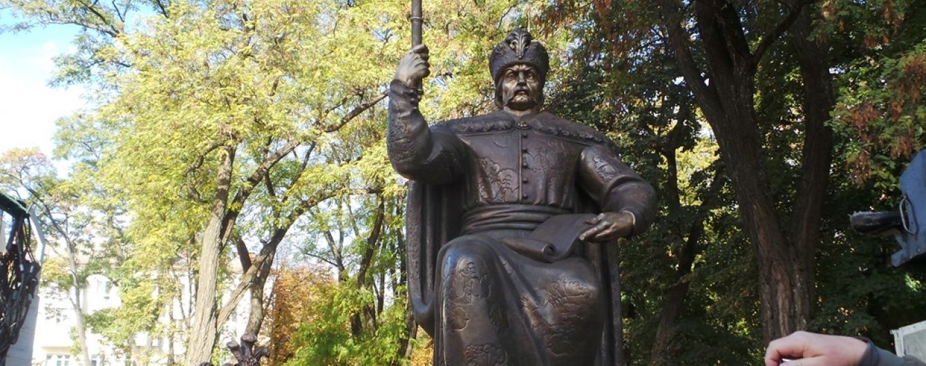 Полтавці квітами та селфі зустріли пам'ятник гетьману Мазепі