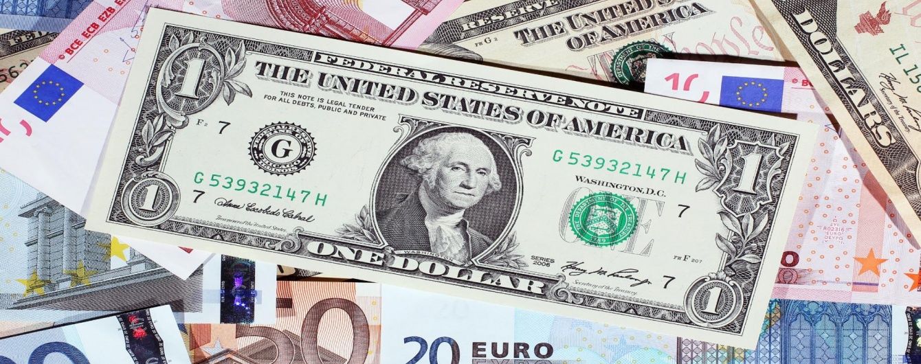Долар і євро здорожчали в курсах Нацбанку на вівторок. Інфографіка