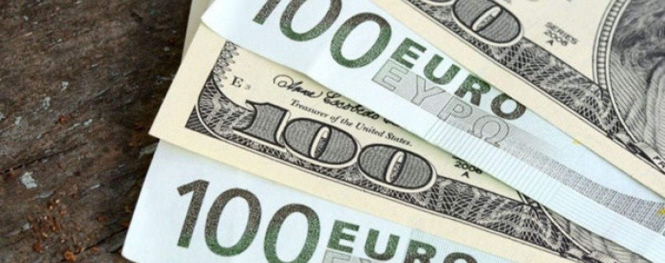 На міжбанку активно дешевшають долар і євро