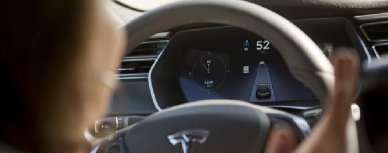 Электрокары Tesla обзавелись автопилотом