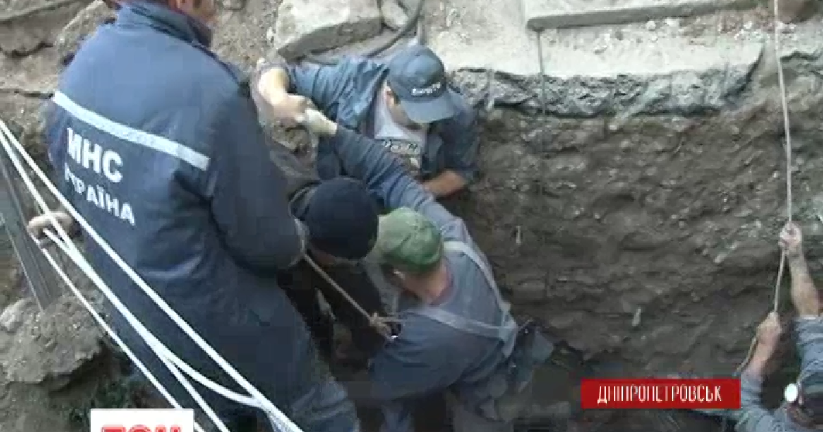 В Днепропетровске двоих слесарей засылал полутораметровый слой земли