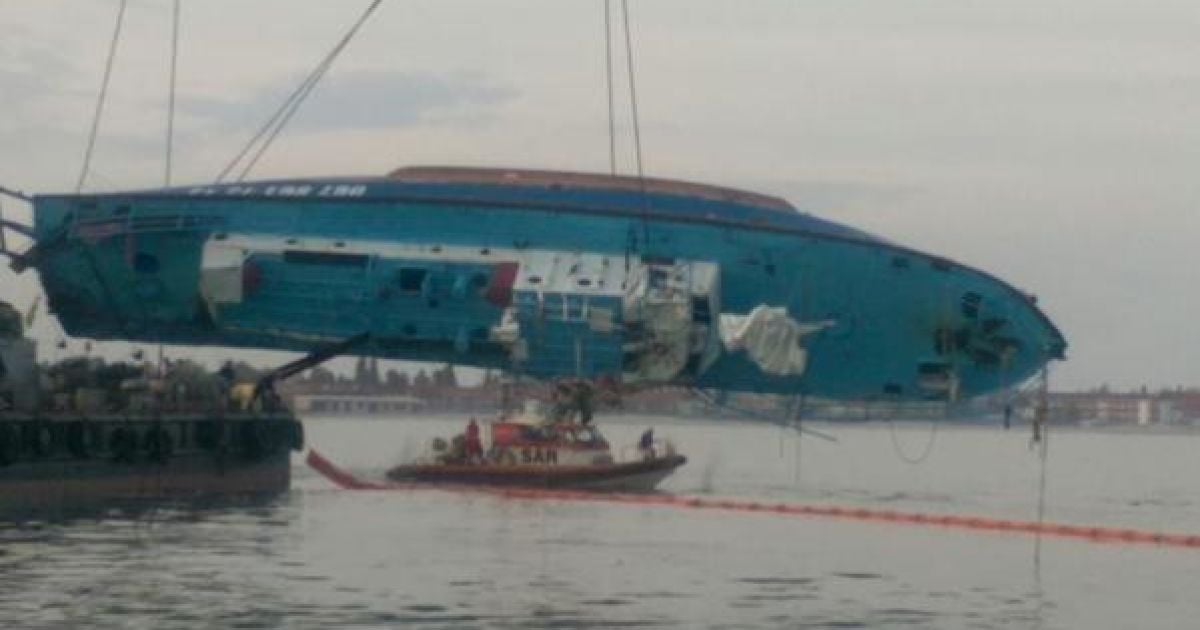 Затонувший возле Затоки катер "Иволга" вытащили из моря