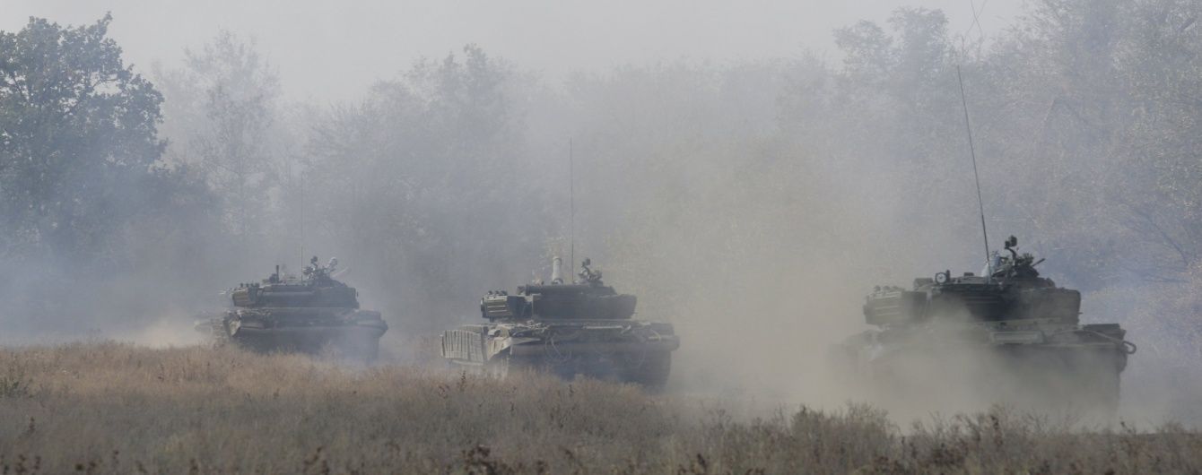 ЗМІ опублікували відео, як десятки російських танків їдуть в Україну