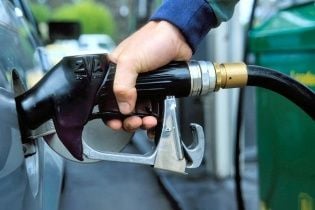 Сколько стоит заправить авто на АЗС утром 21 октября