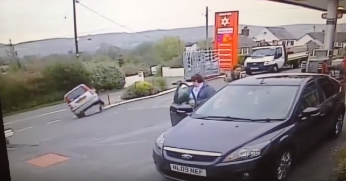 Камера наблюдения зафиксировала безумный автомобильный трюк пенсионерки