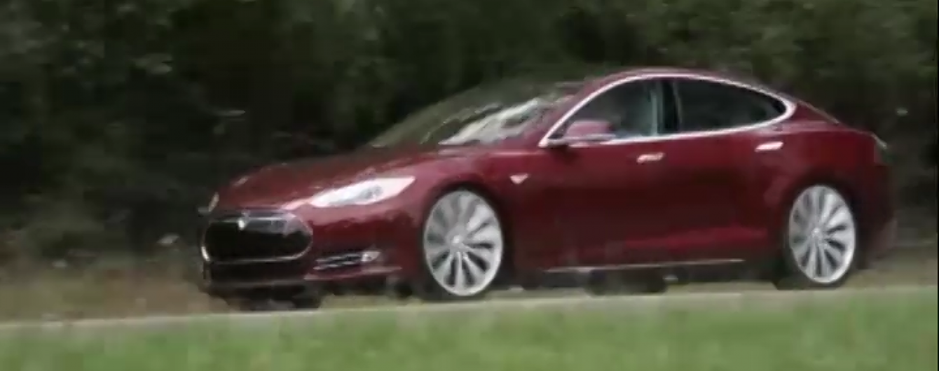 Tesla на автономном управлении принес владельцу первый штраф