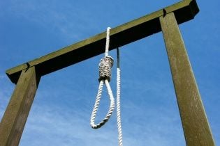 На Донеччині чоловік помер, побачивши свого 13-річного сина у зашморгу