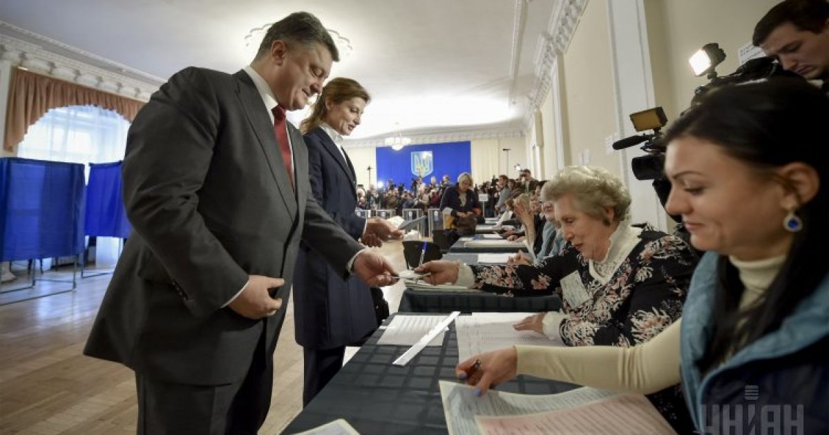 Рассчитываю на честный подсчет голосов. Порошенко прокомментировал выборы 2015