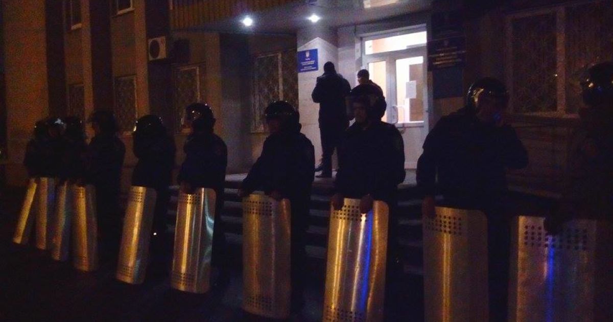 В прифронтовом Красноармейске силовики окружили здание горсовета