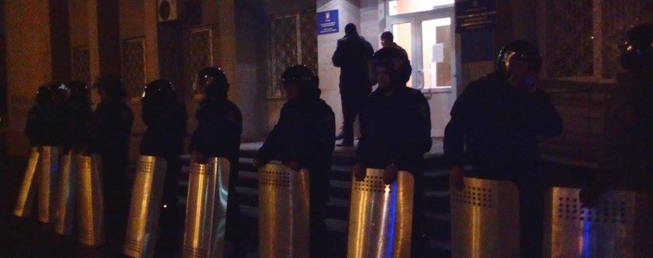 В прифронтовом Красноармейске силовики окружили здание горсовета