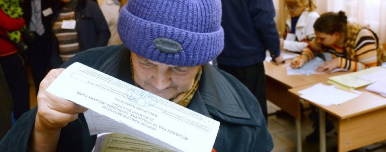 Яценюк призвал провести референдум по поводу Конституции