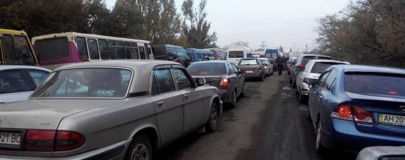 На лінії розмежування в зоні АТО черги зросли в чотири рази