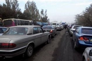 На пропускних пунктах "Зайцеве" і "Мар'їнка" накопичилося близько 700 авто
