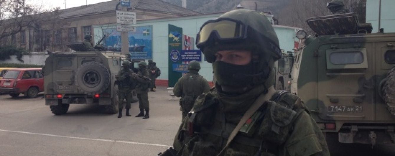 У Мережі з'явилися відео обшуків кримських татар військовими. Чотирьом затриманим закидають тероризм