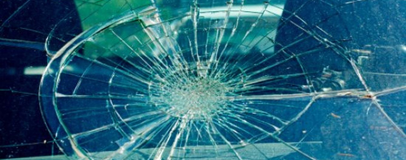 На Чернігівщині п'яний водій на швидкості влетів у натовп родичів випускників, є жертви