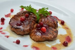 Рецепт филе Россини с ягодным соусом от Руслана Сеничкина