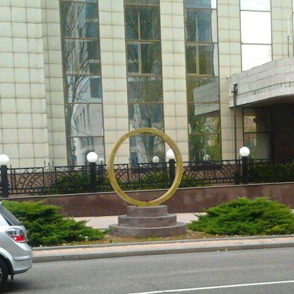 В Донецке украли памятник гривне