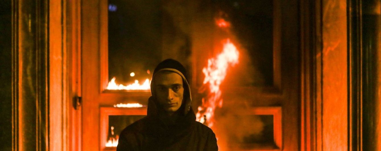 У Росії конвоїри відлупцювали художника, який підпалив двері ФСБ