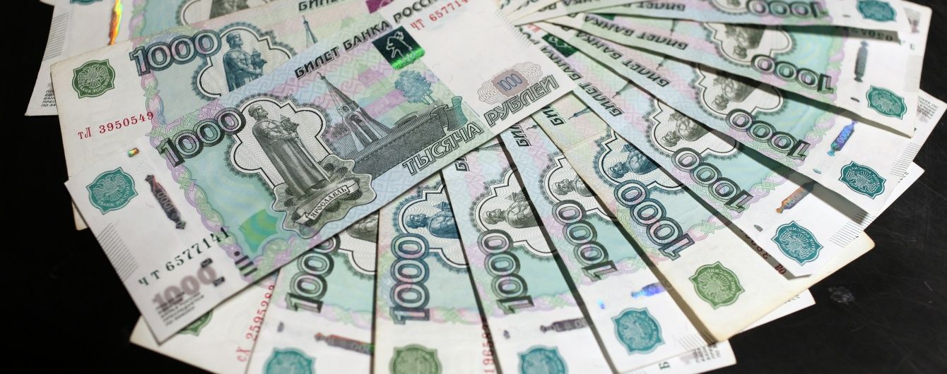 Долар і євро в Росії здорожчали одразу на два рублі