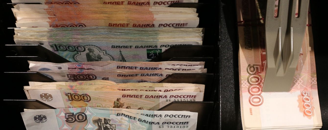 Біржовий курс рубля впав до нових рекордів