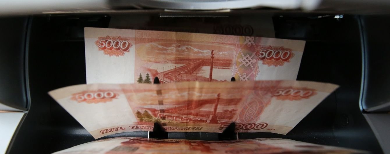 Російському рублю прогнозують падіння та оновлення валютного антирекорду – Bloomberg