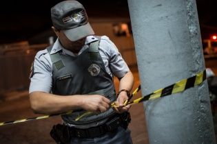 В Рио-де-Жанейро вооруженный мужчина захватил бар, а посетителей взял в заложники