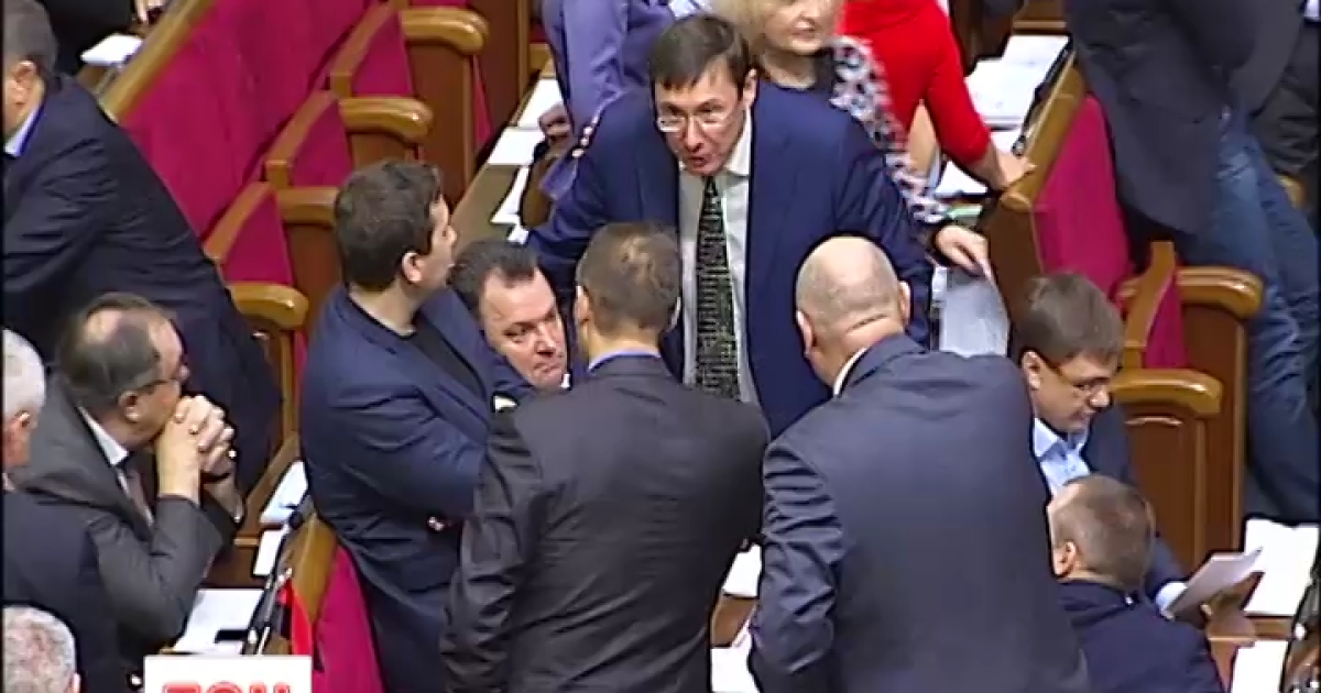 Яблоко на торте
