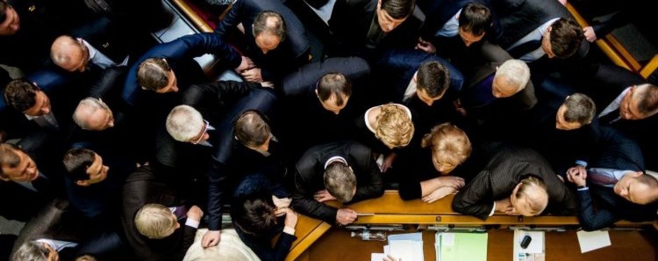 Помститися Раді. Українців просять підписатися під петицією за позбавлення нардепів дипломатичних паспортів