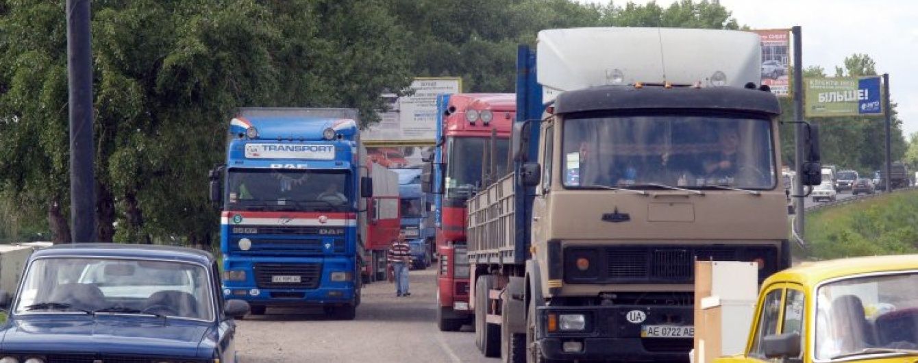 На західному кордоні України у чергах стоять понад півтисячі вантажівок